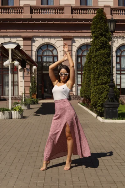 Довга літня спідниця з розрізом.