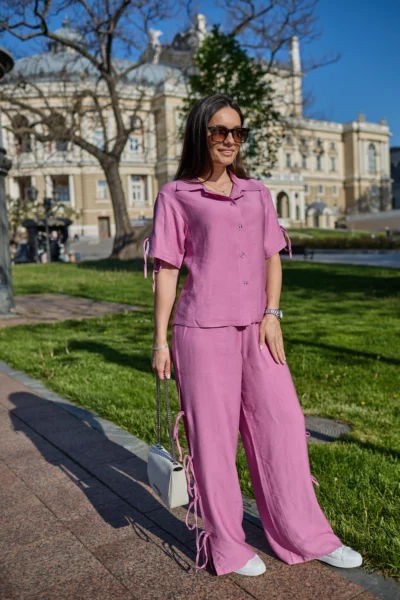 Жіночий літній костюм