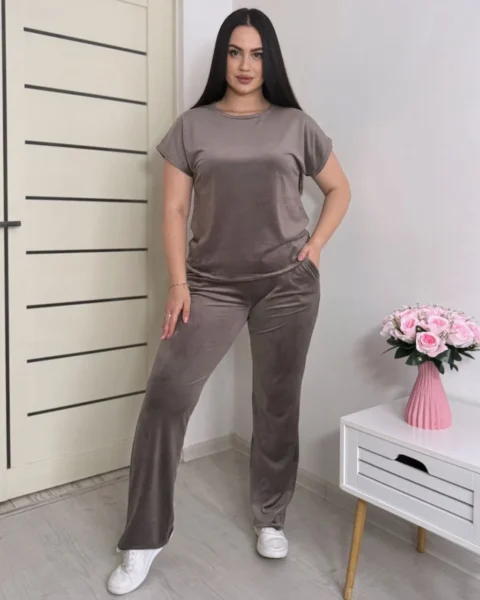 Велюровий костюм футболка та штани
